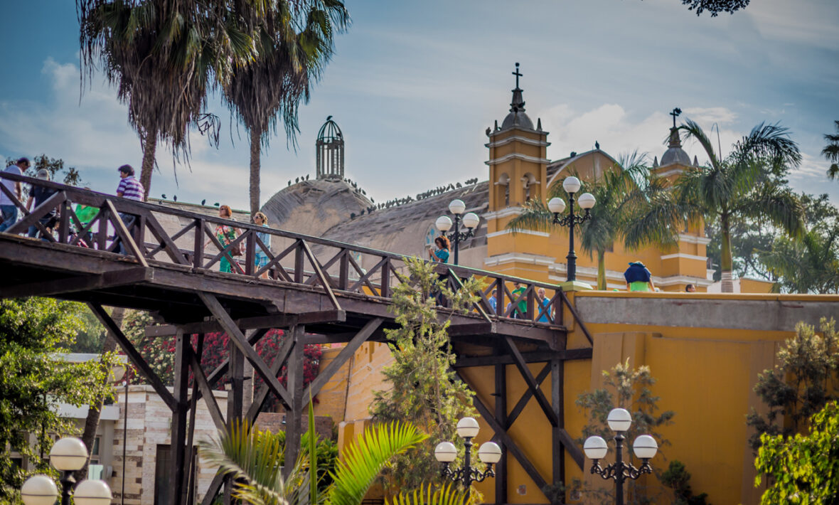 A wooden bridge over a yellow building in Barranco.