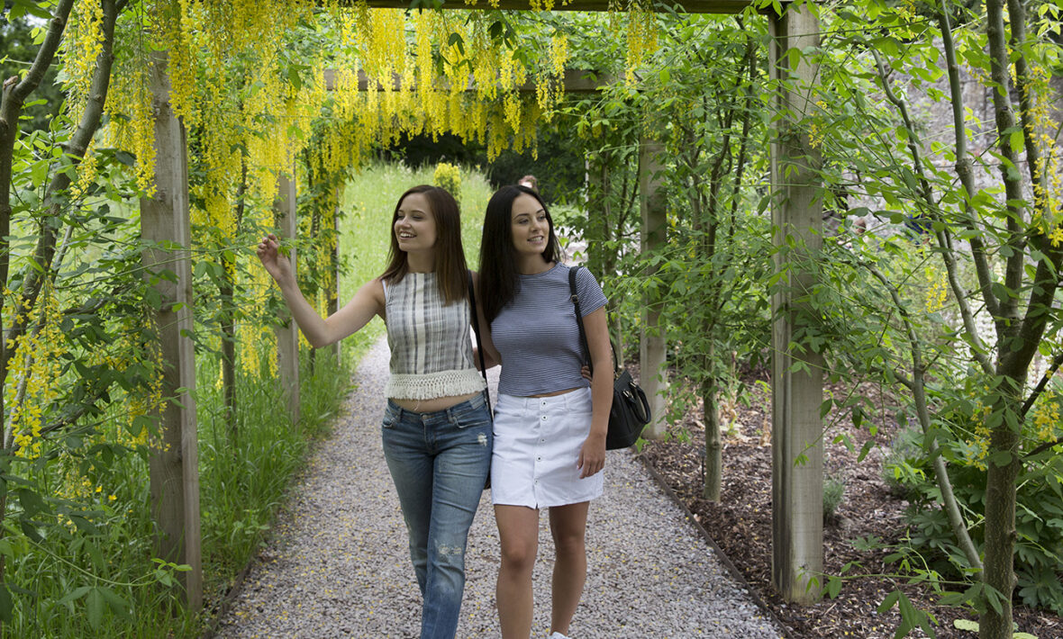 love-nature-girls-flowers