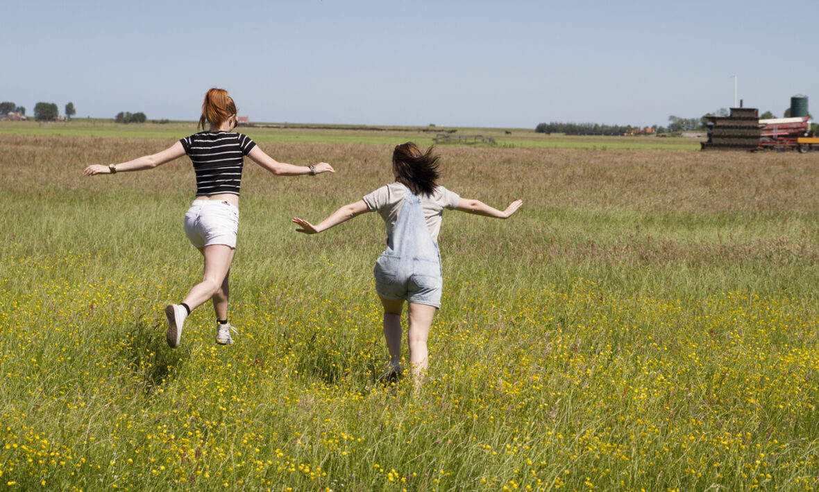 digital detox - image of girls in field