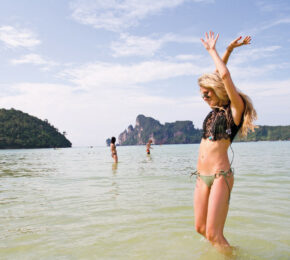 Girl-dancing-in-Thailand