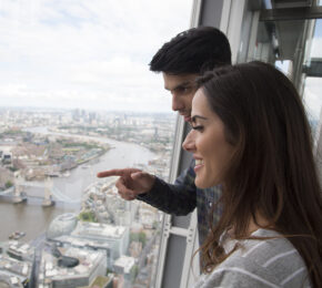 Couple-looking-at-view-on-London-Eye