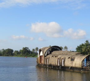 kerala-backwaters-contiki-southern-india-houseboat