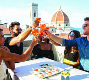 friends-drinking-aperol-in-florence