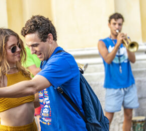 Couple dancing in Nice