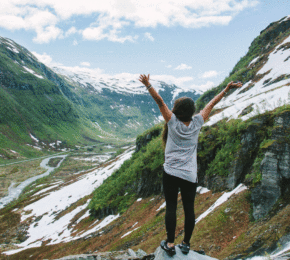 Norwary-girl-mountains