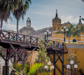 A wooden bridge over a yellow building in Barranco.