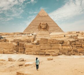 Ultimate Egypt Contiki visits the sphinx and pyramids in Giza, Egypt.