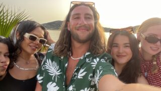 5 young people take a selfie