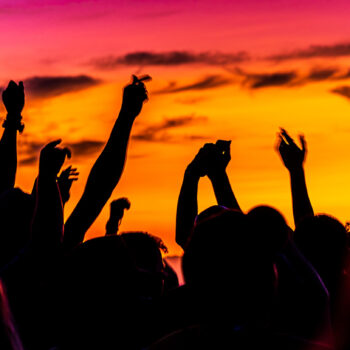How to party and travel like a boss – Find the perfect balance!