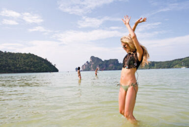 Girl-dancing-in-Thailand