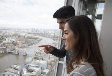 Couple-looking-at-view-on-London-Eye