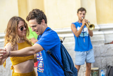 Couple dancing in Nice