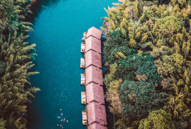 Floating raft hotel