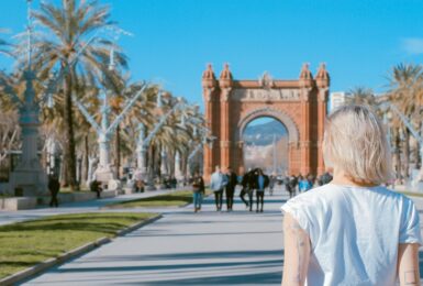 young woman in front of arco de triunfo, barcelona, spain