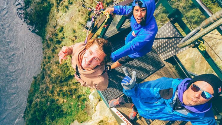 people about to bungy jump