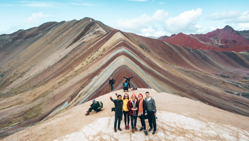 contiki-group-mountains-peru