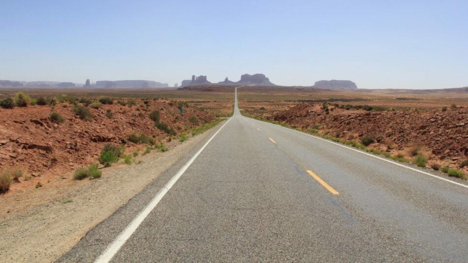 Best drives in Monument Valley road — stock photo.