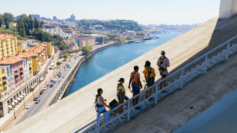 Friends walking Porto Bridge