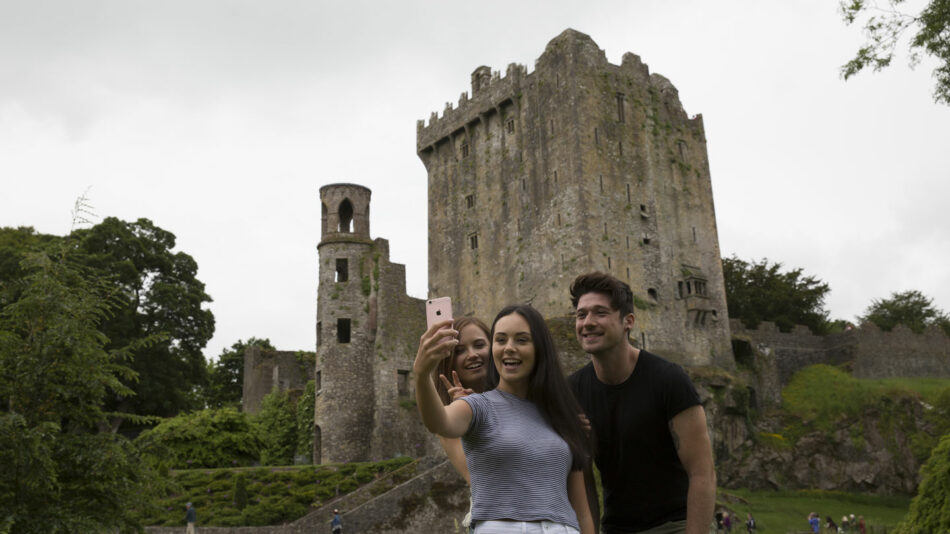 travellers outside castle in ireland