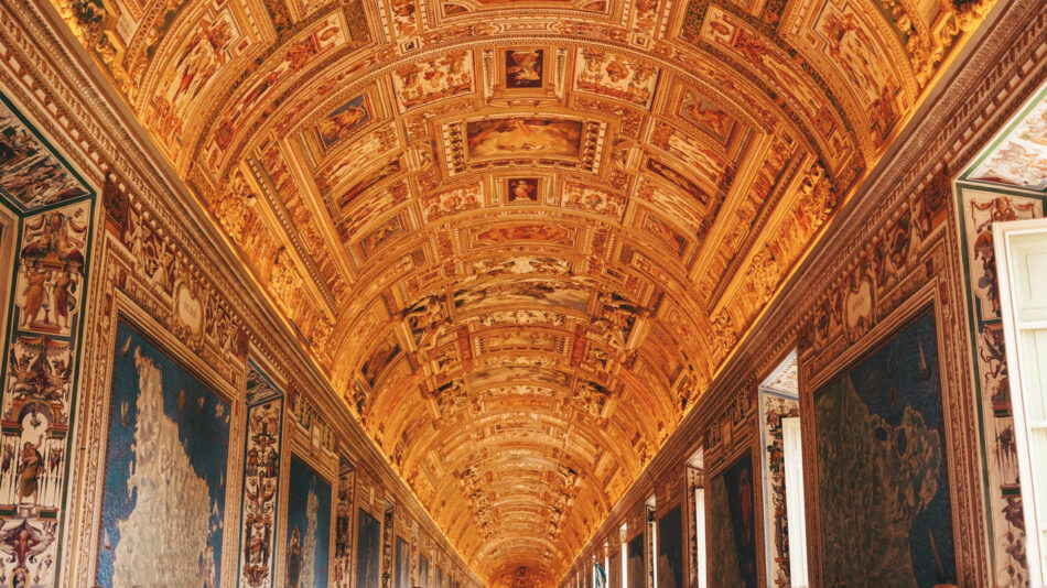 An ornate ceiling in a room.