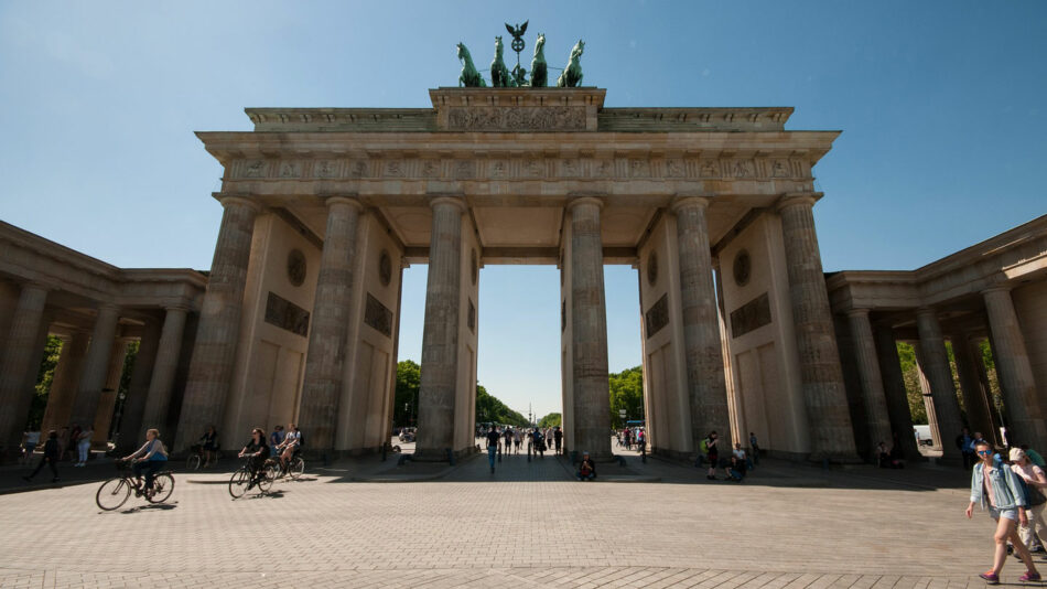 berlin-best-city-for-millennials-contiki-brandenburg-gate