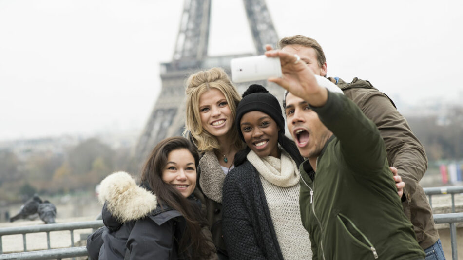 friends-selfie-eiffel-tower