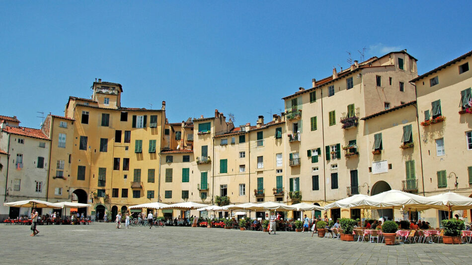 Piazza dell’Anfiteatro in Lucca