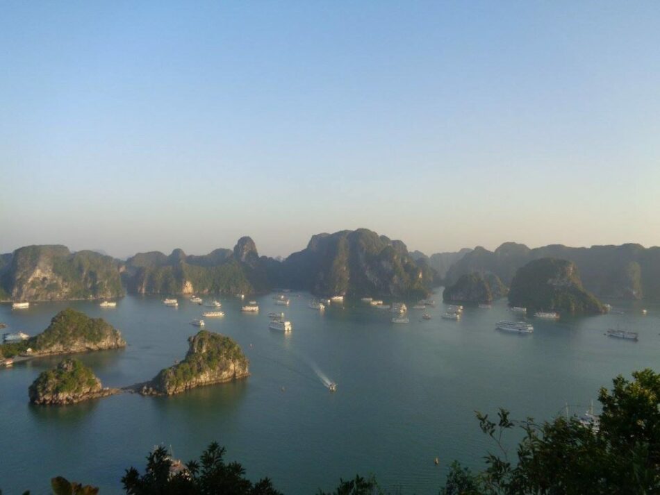Keywords: Ha Long Bay, Vietnam.
