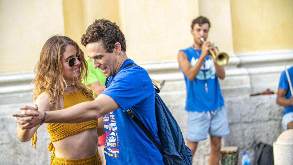 Couple dancing in Nice