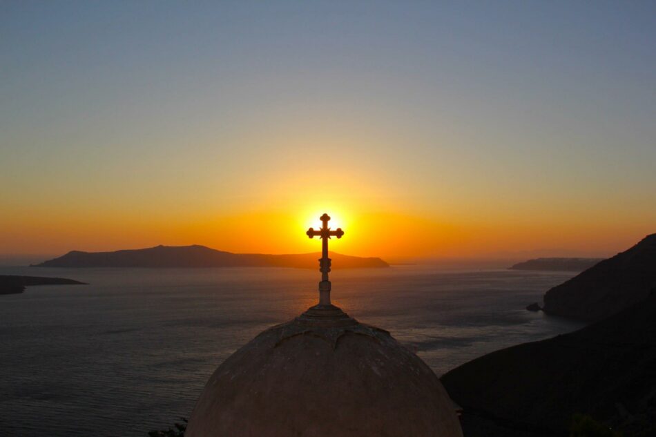 Image of Santorini sunset in Oia - Contiki