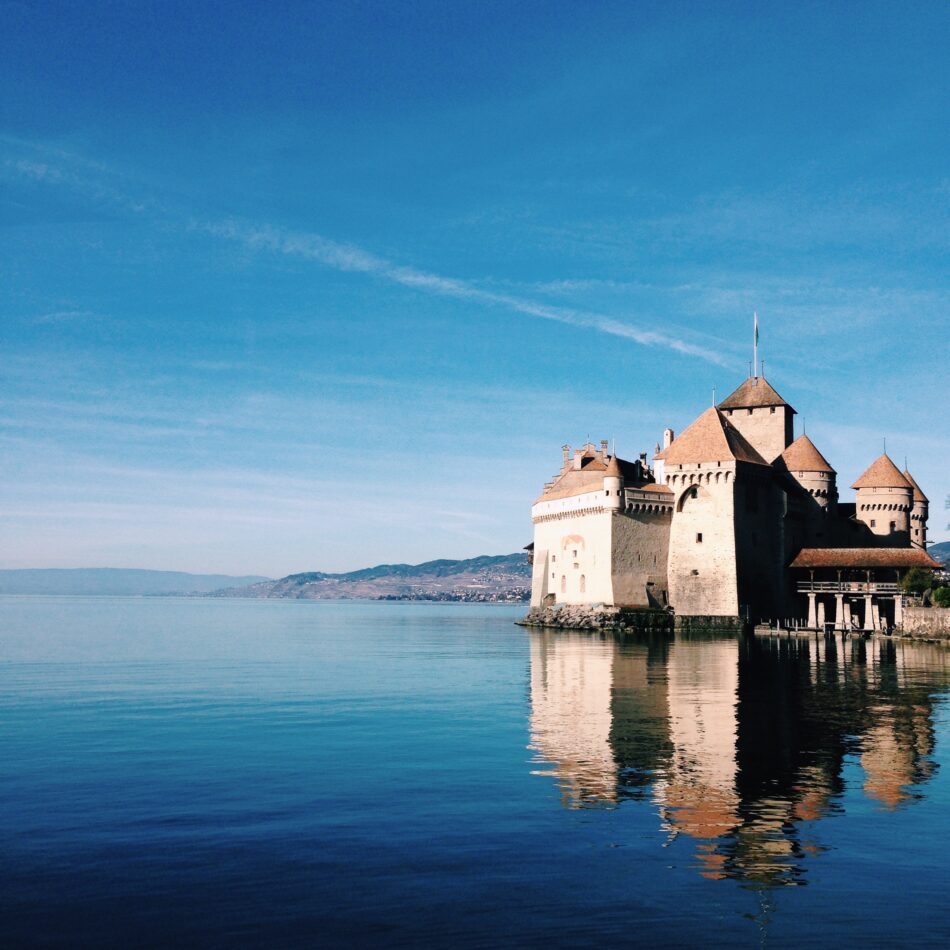 Keywords: castle, water

Modified Description: Explore a stunning castle surrounded by water in Switzerland.