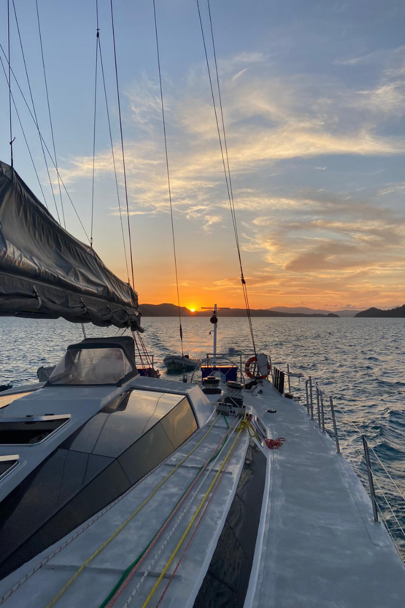 sailing in the whitsundays with contiki