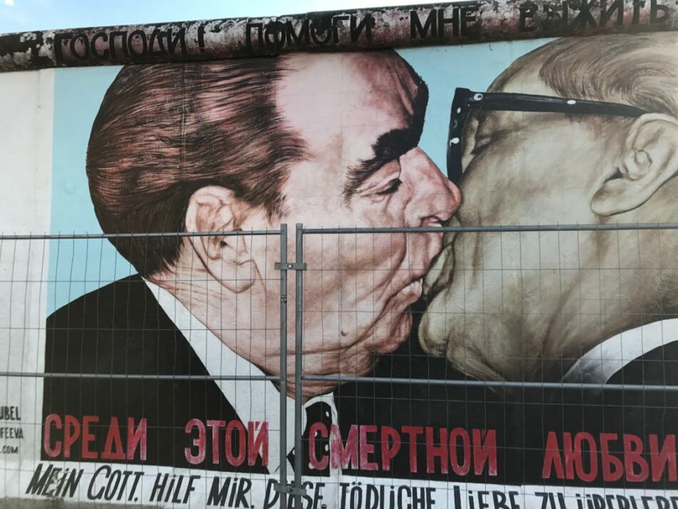 Berlin wall kissing