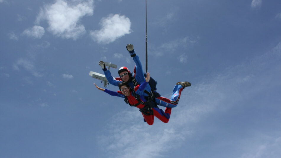 Yin Chang skydiving