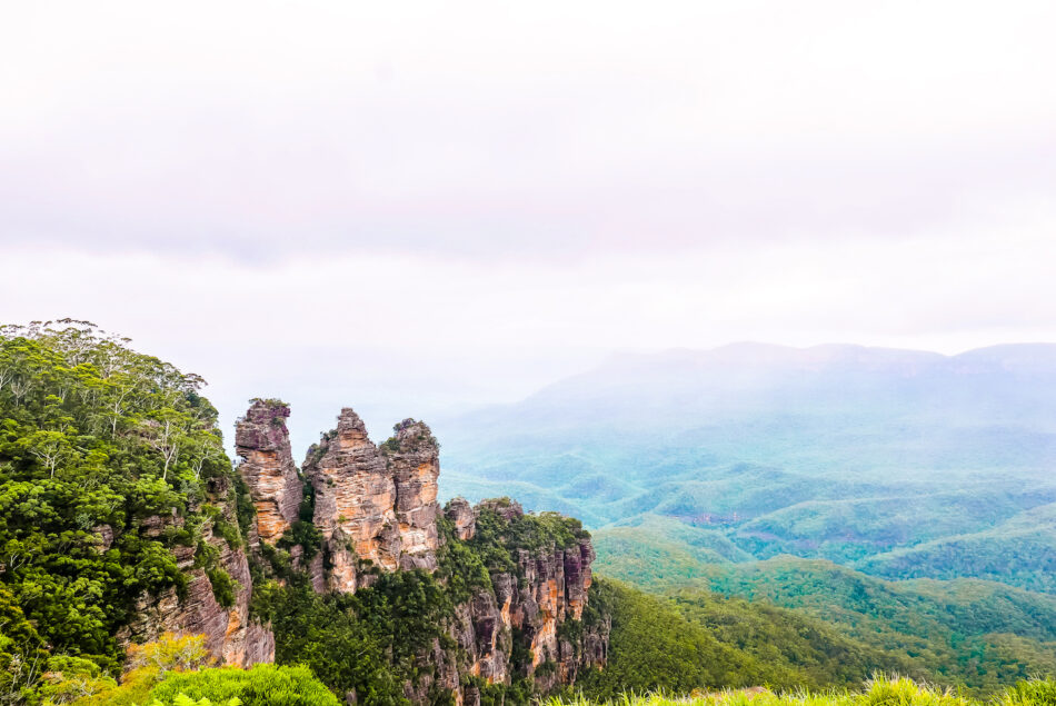 The blue mountains in new south wales are a breathtaking destination for creating better travel photos.