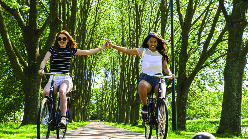 Love-nature-girls-cycling-Amsterdam