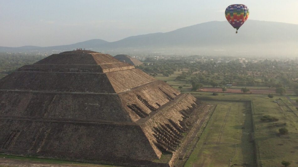 Unforgettable hot air balloon experience over the pyramids of Teotihuacán, Mexico.