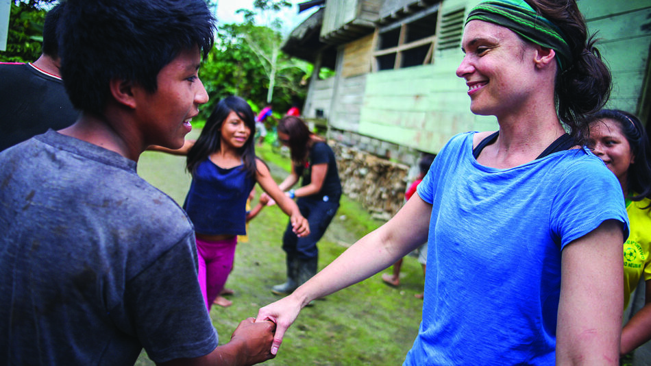 Woman-children-volunteering