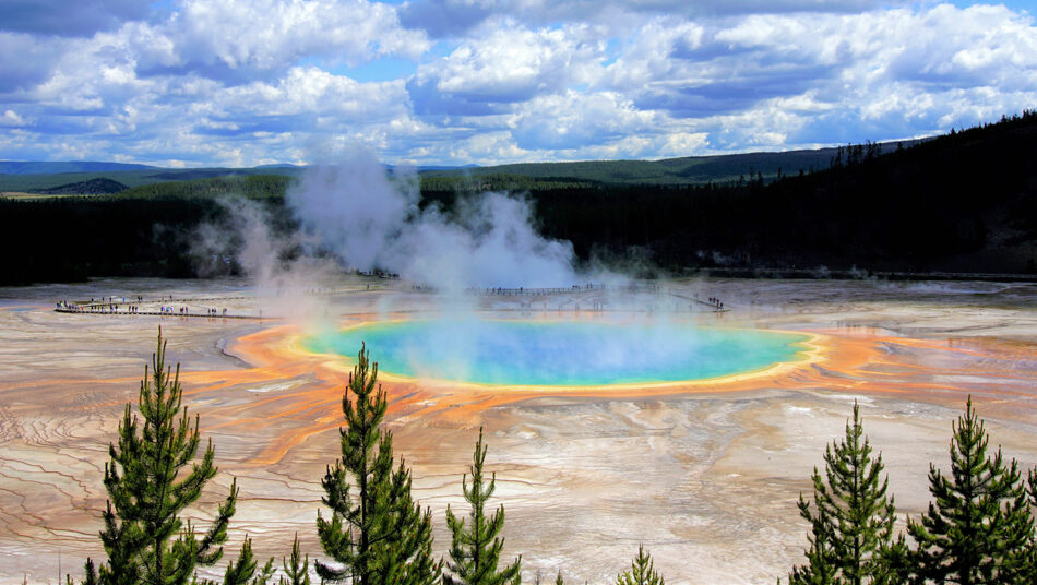 Yellowstone National Park is one of the best places to visit in August. With its breathtaking natural scenery, unique geothermal features, and abundant wildlife, Yellowstone National Park offers an unforgettable experience for nature