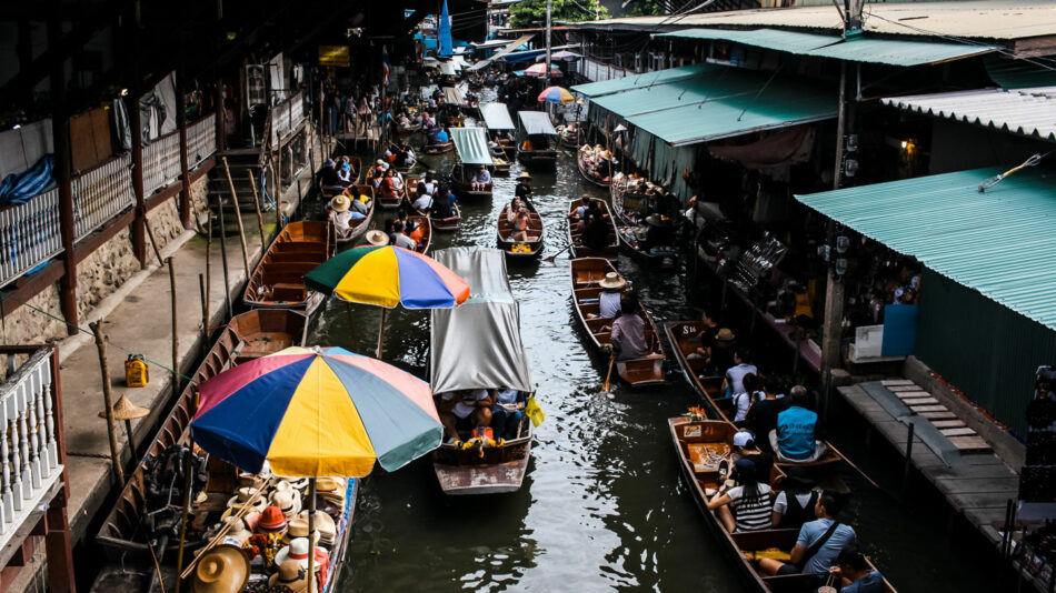 Descriptions: The floating market in Bangkok, Thailand is one of the most beautiful destinations in the country. It offers visitors a unique experience to immerse themselves in the vibrant culture and lively atmosphere of traditional Thai