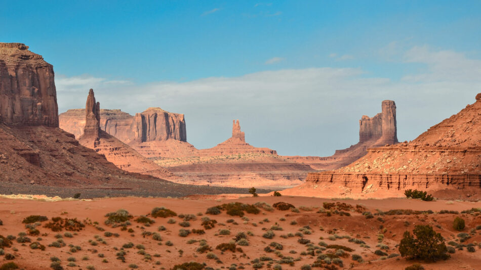 Monument Valley, Utah is one of the ultimate destinations for travel photography enthusiasts. Its mesmerizing landscape and iconic formations make it a dream location for capturing stunning images. The dramatic red rock mesas,