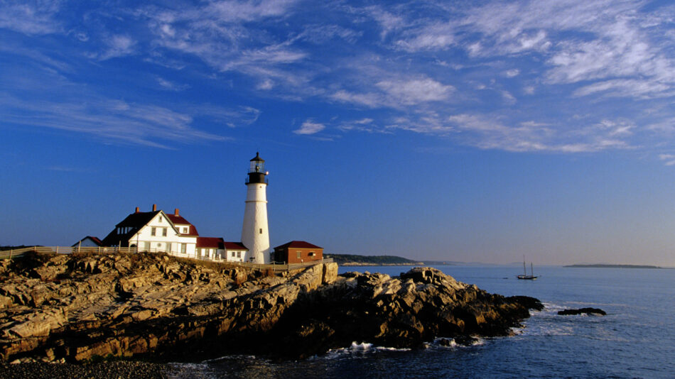 the USA's best road trips - image of a lighthouse on the new england highwaw