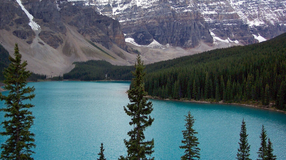 romantic travel destinations - image of lake moraine banff national park