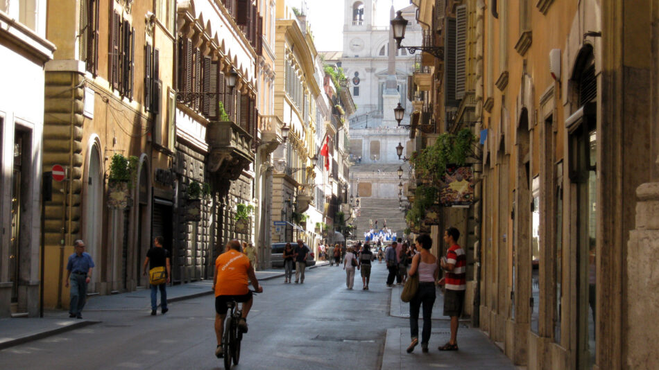 shopping in italy - image of the via condotti