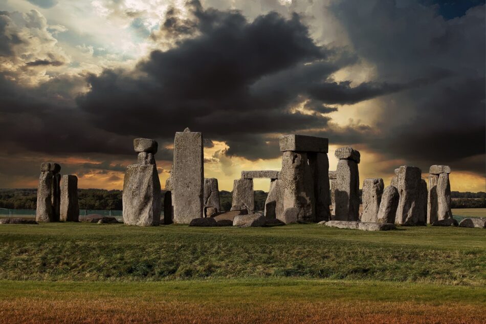 places to visit in England - stonehenge