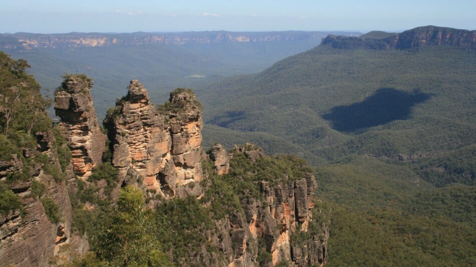 Discover the breathtaking blue mountains in Sydney, Australia, offering incredible photo ops amidst stunning natural beauty.