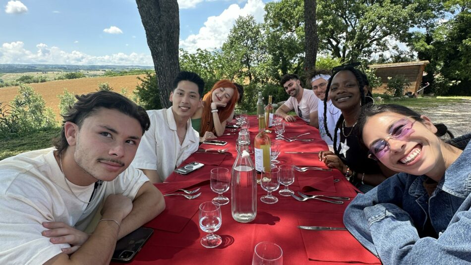 Contiki travellers eating at Casale Polegri in Italy