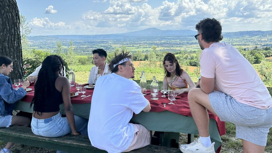 Contiki travellers eating at Casale Polegri in Italy