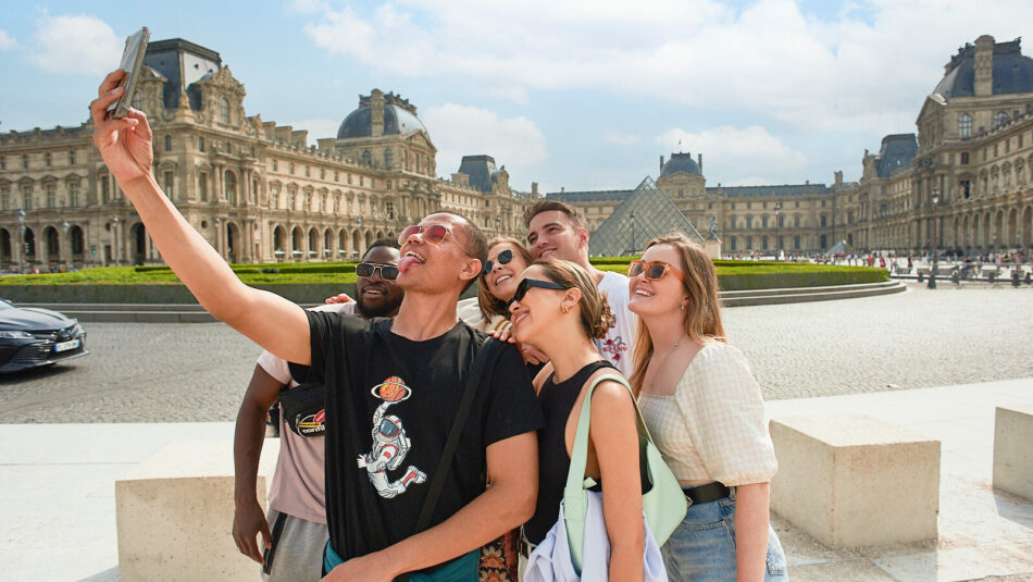 travellers taking a selfie in Paris