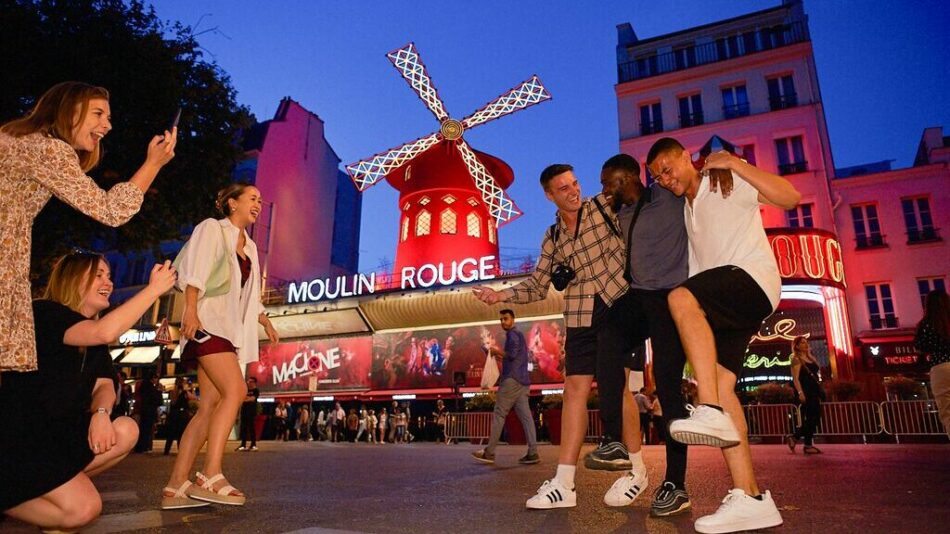 travellers at Moulin Rouge in Paris